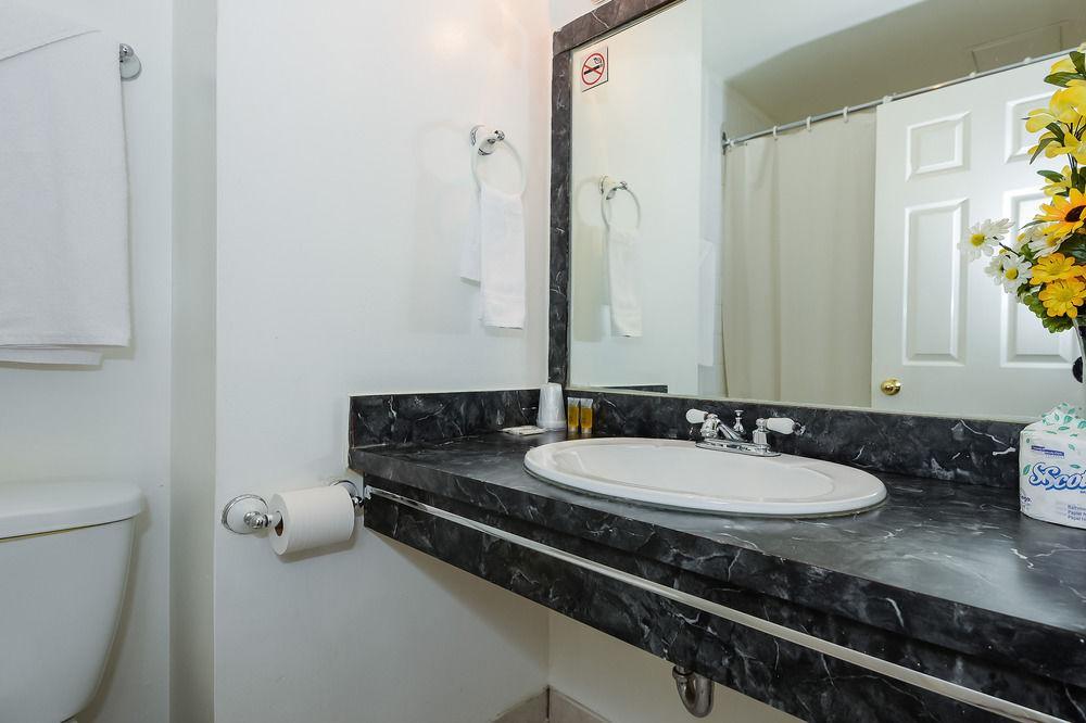 Ottawa Inn Hotel Bagian luar foto